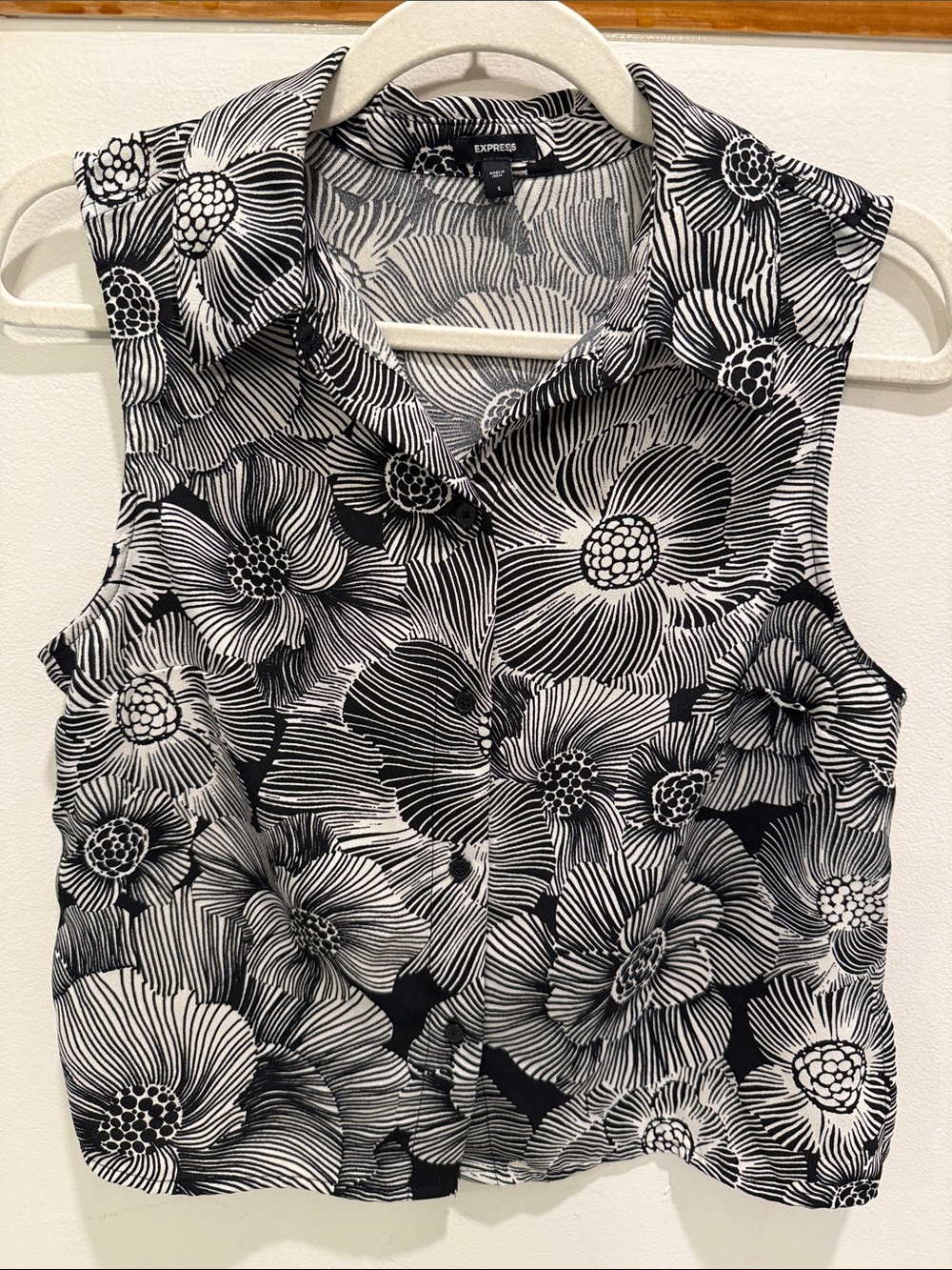 Express Black and White Floral Sleeveless Button-Front Camisole